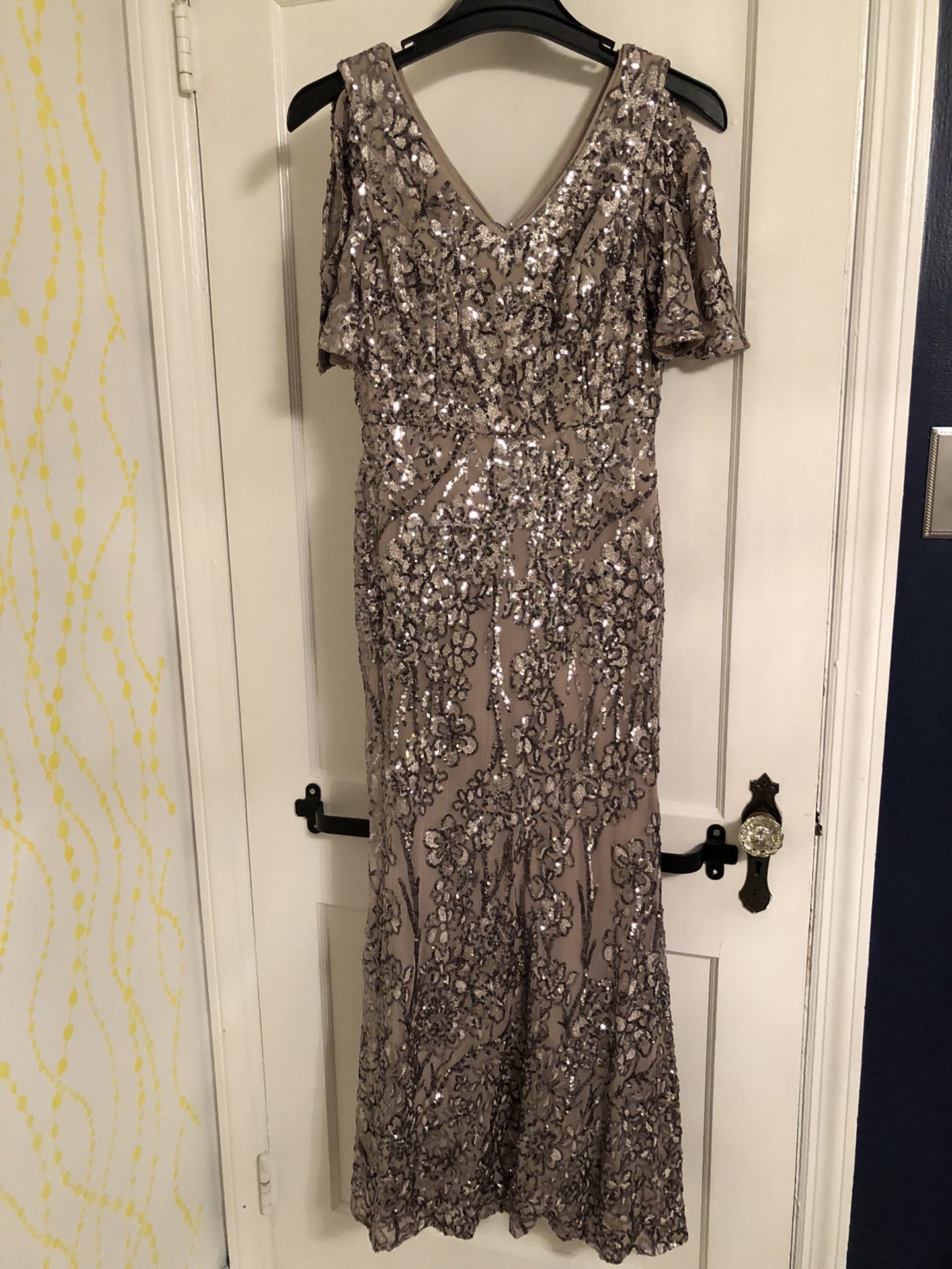 Sequined cold-shoulder gown 6P