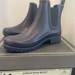 Womens Boots Size 6 Ankle Rain Boots Waterproof Retails $40 Asking $20 