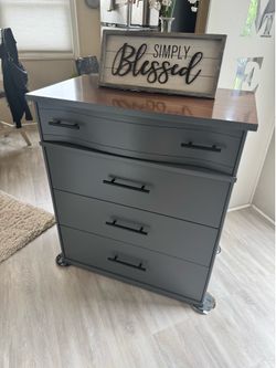 ✨✨BEAUTIFUL GRAY SHORTER 4 DRAWER DRESSER w/ BROWN TOP✨✨