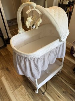 (PRICE NEGOTIABLE) Delta Children Deluxe Gliding Bassinet