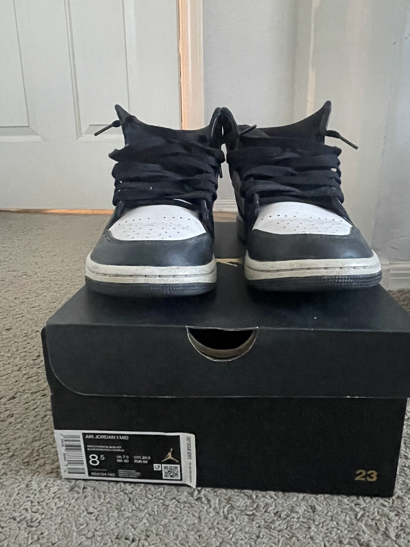 8.5 Mens Air Jordan 1 Mid’s
