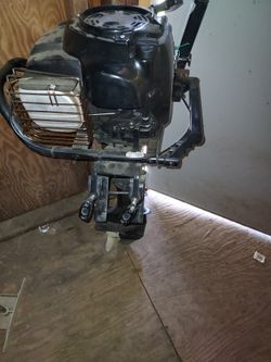 Briggs AN STRATTON 5CYCLE AIR KOOL OUT BOARD MOTOR. RUN GREAT  KNOW ISSUES OTHER THAN THE LOWER SEAL NEED REPLACING IN ORDER FOR IT TO GO IN REVEARSEA