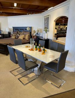 Sleek contemporary Dining Table Set with 6 Chairs – New – Kitchen or Dining Room Furniture