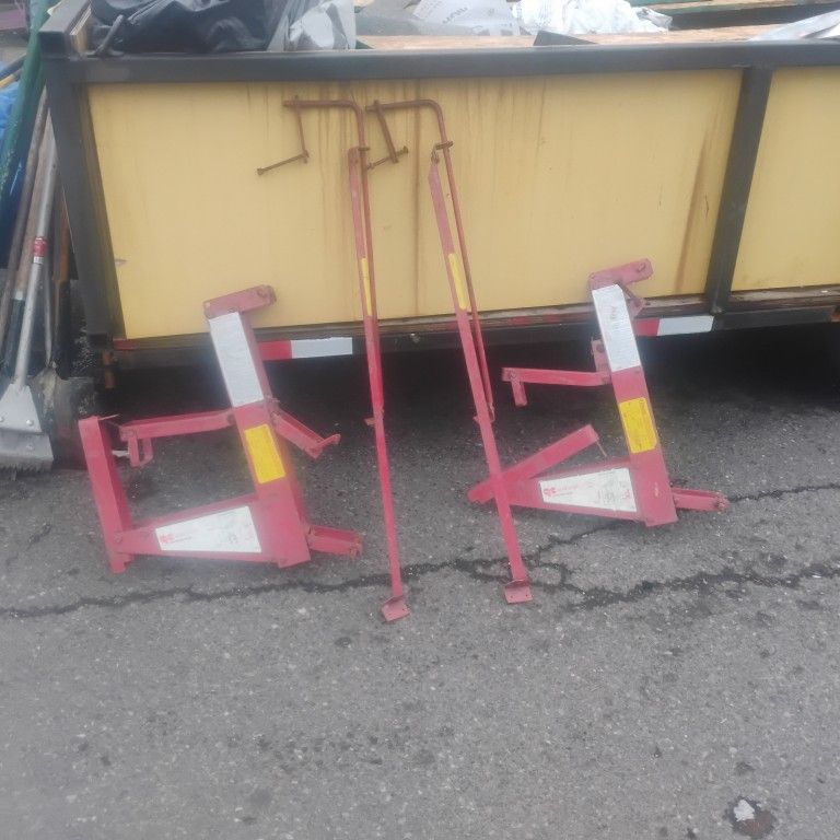 Pump Jacks With Stabilizer Bars