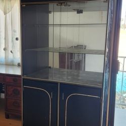 Glass display case with 2 doors