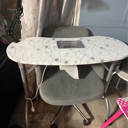 Mesita y silla de manicurista