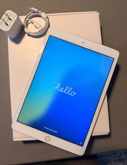Apple iPad 10.2” 7th Gen 32GB Wi-Fi Silver + Charger