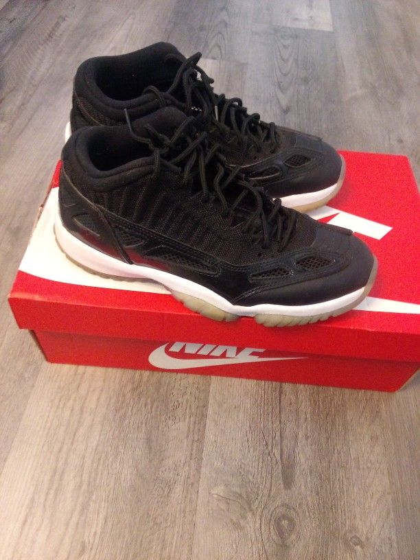 JORDAN'S SIZE 7 1/2 BLK RARELY WORN