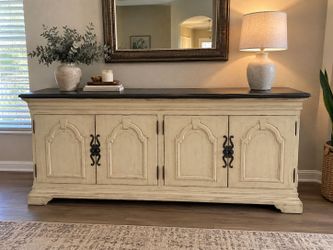 77 x 18 x 32 Thomasville Credenza