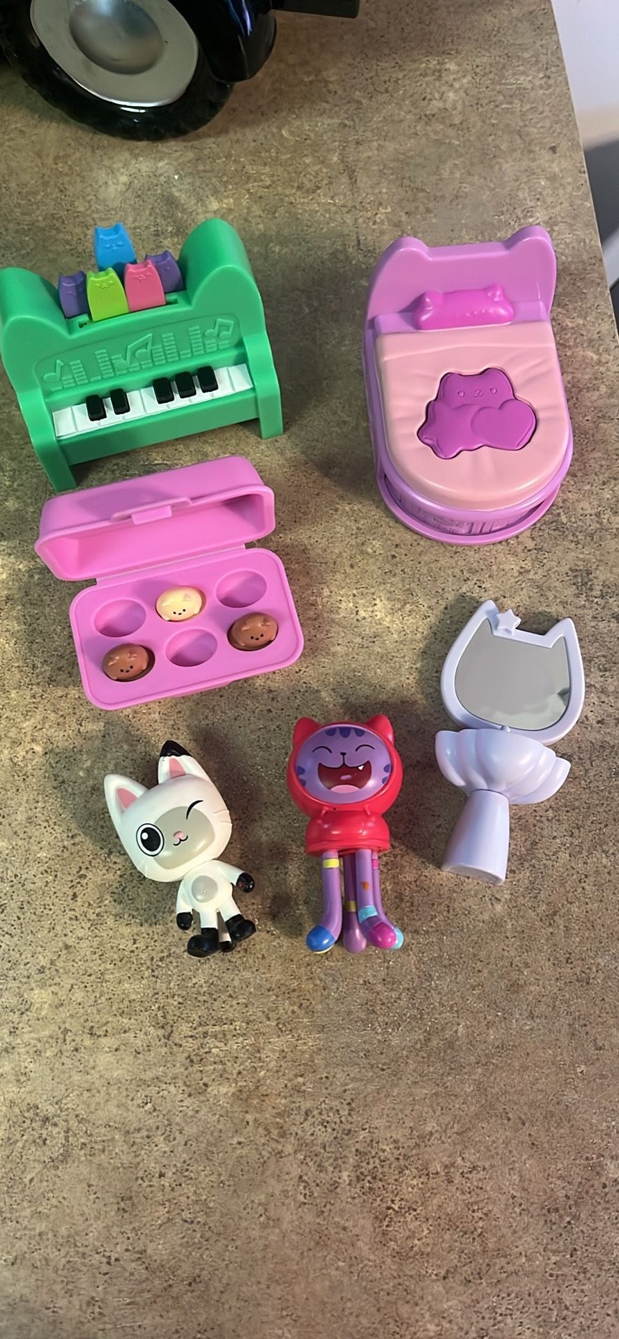 Gabys Dollhouse Figures And Furniture
