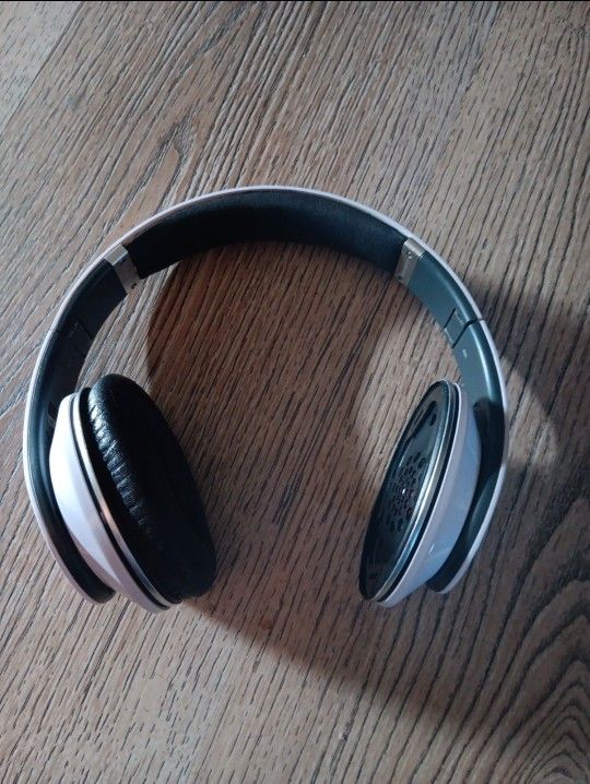 Beats by Dr. Dre Solo HD White/Gray Noise Cancelling On-Ear Headphone working