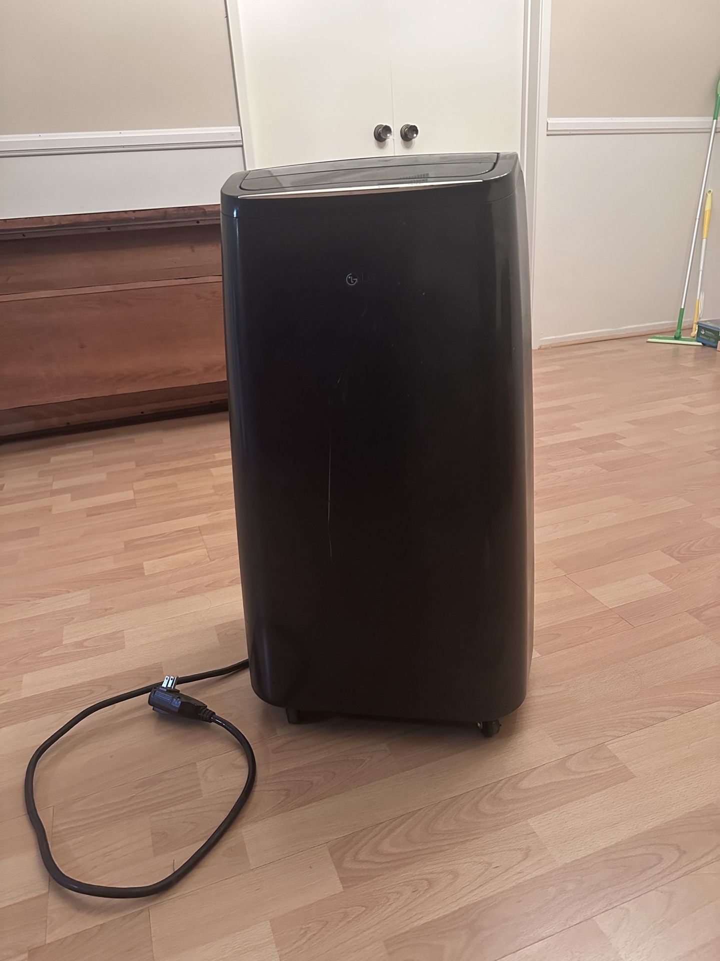 LG portable AC Unit with wheels