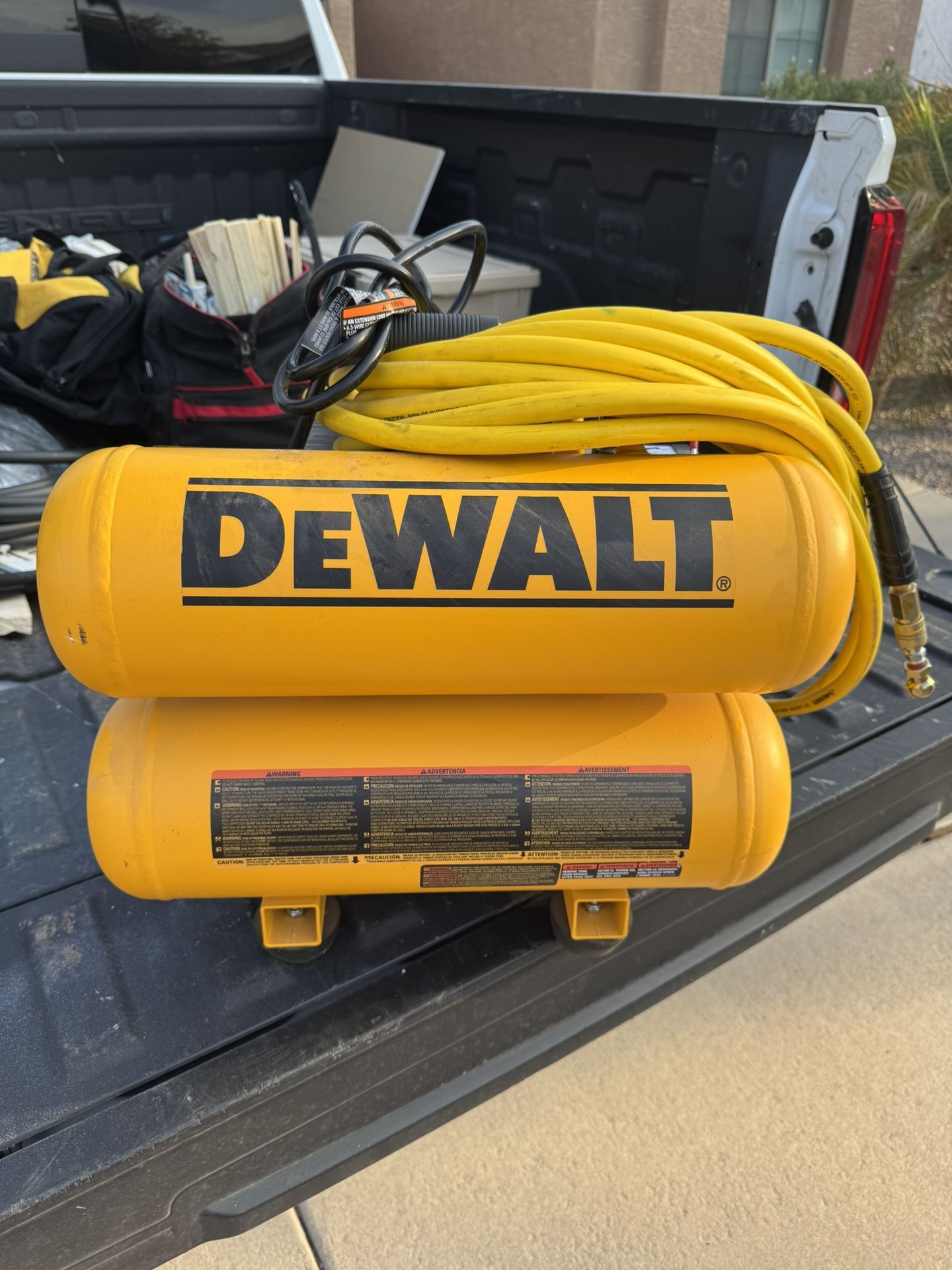 DEWALT 4 Gallon Air Compressor Includes Hose Brand New