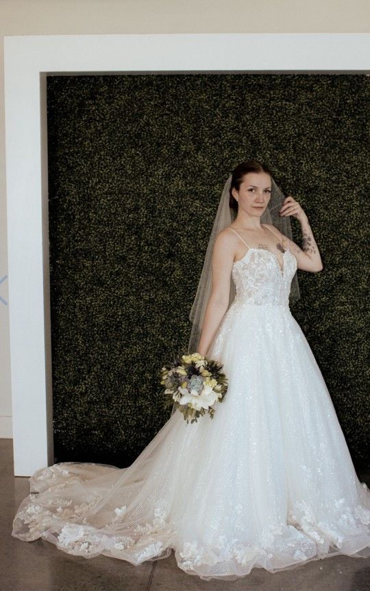 Maggie Sottero “Casey” Wedding Dress – Ivory – Size 6 + Veil & Garment Bag