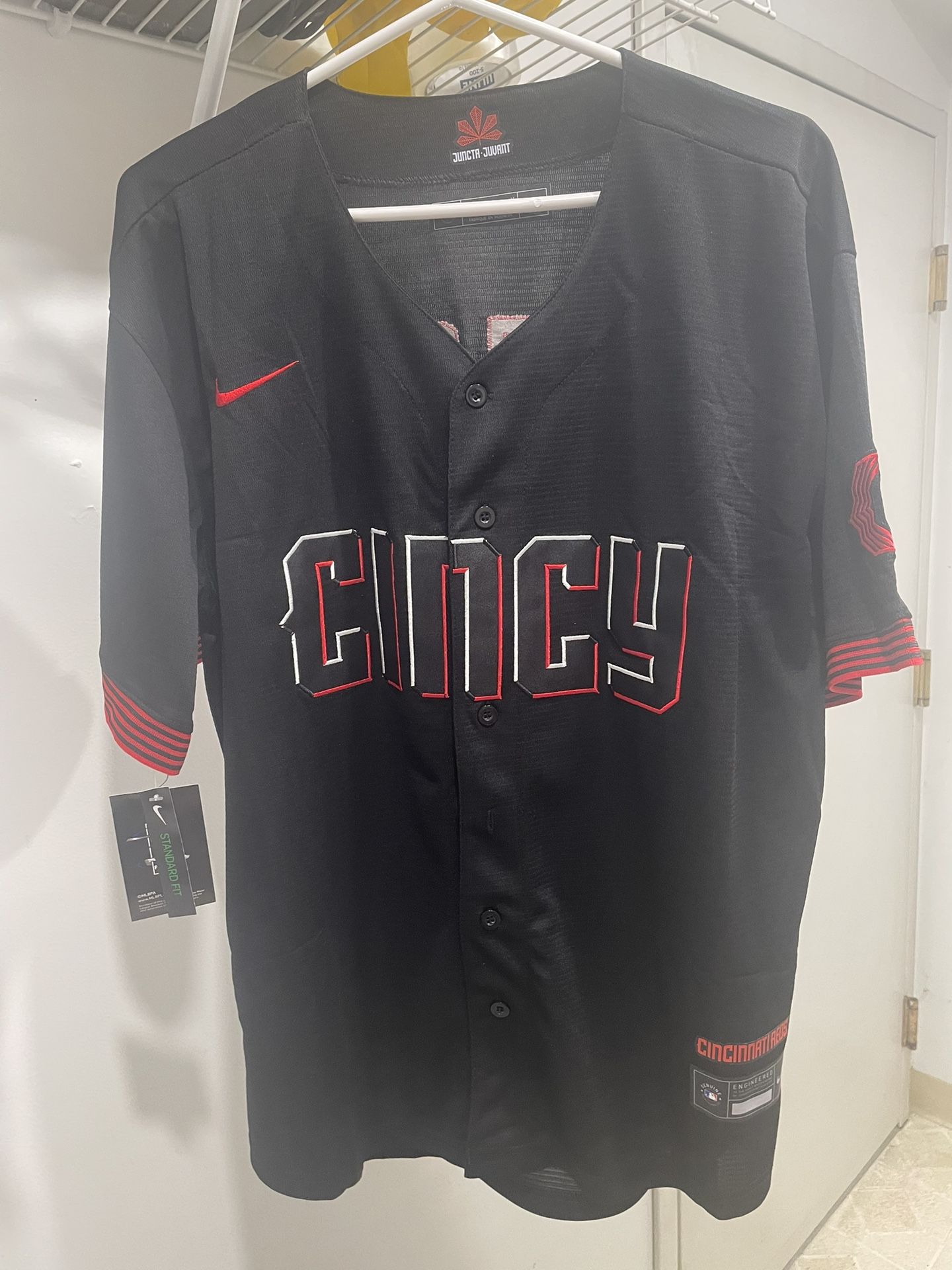 Cincinnati Reds De La Cruz City Connect  jersey In Memory Of Pete Rose on the sleeve 