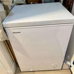 Hisense 5 cu ft Garage Ready Chest Freezer- White - Like New
