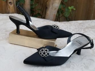 Lovely Stuart Weitzman kitten heels evening dress shoes. Size 5.5