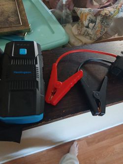 Portable car jump starter