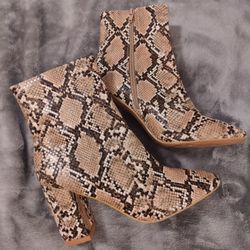 Brown Snake Design Boots Size 8.5