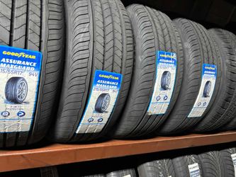 Goodyear 215/55R17 All-Season Tire – Premium Performance for Sedans & Crossovers