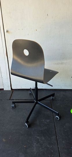Deak Chair