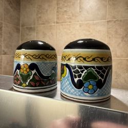 Vintage Mexico porcelain/stoneware salt pepper shaker Puebla