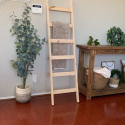 Rustic Blanket Ladder