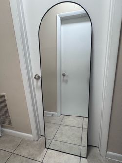 Black Metal Arched Full-Length Mirror (5 ft) – Pristine Condition