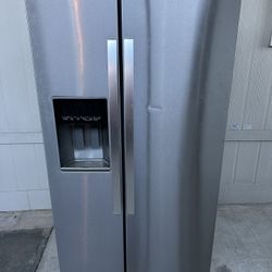 Whirlpool Refrigerator *PICK UP ONLY*