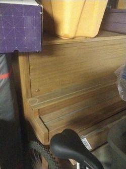 Traditional Piano https://offerup.com/redirect/?o=dy5TZWF0