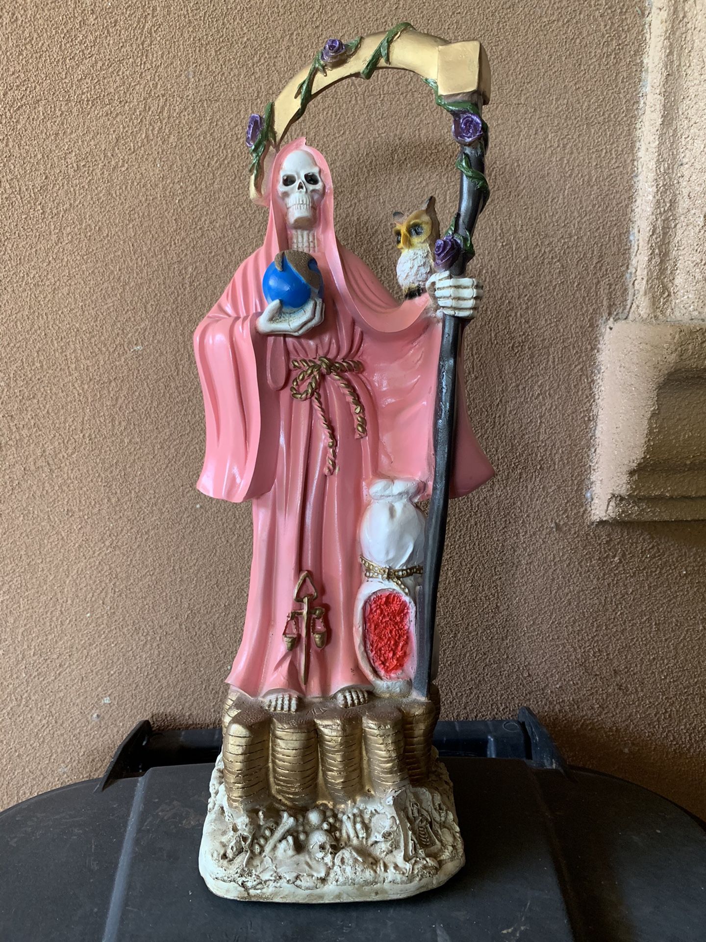 Santisima muerte statue