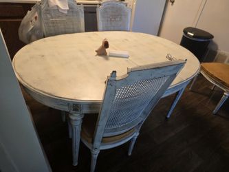 Dining Table +4 Chairs