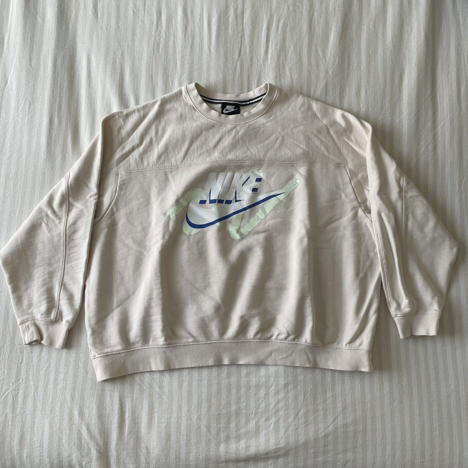 Retro Graphic Nike Sweatshirt