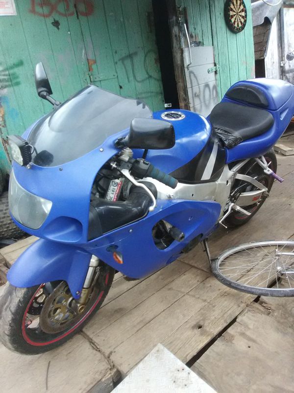 1997 gxr750 street bike