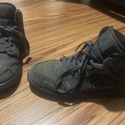 Jordan 1 mid SE size 6 black with red stitching