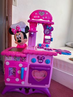 Minnie Mouse play kitchen