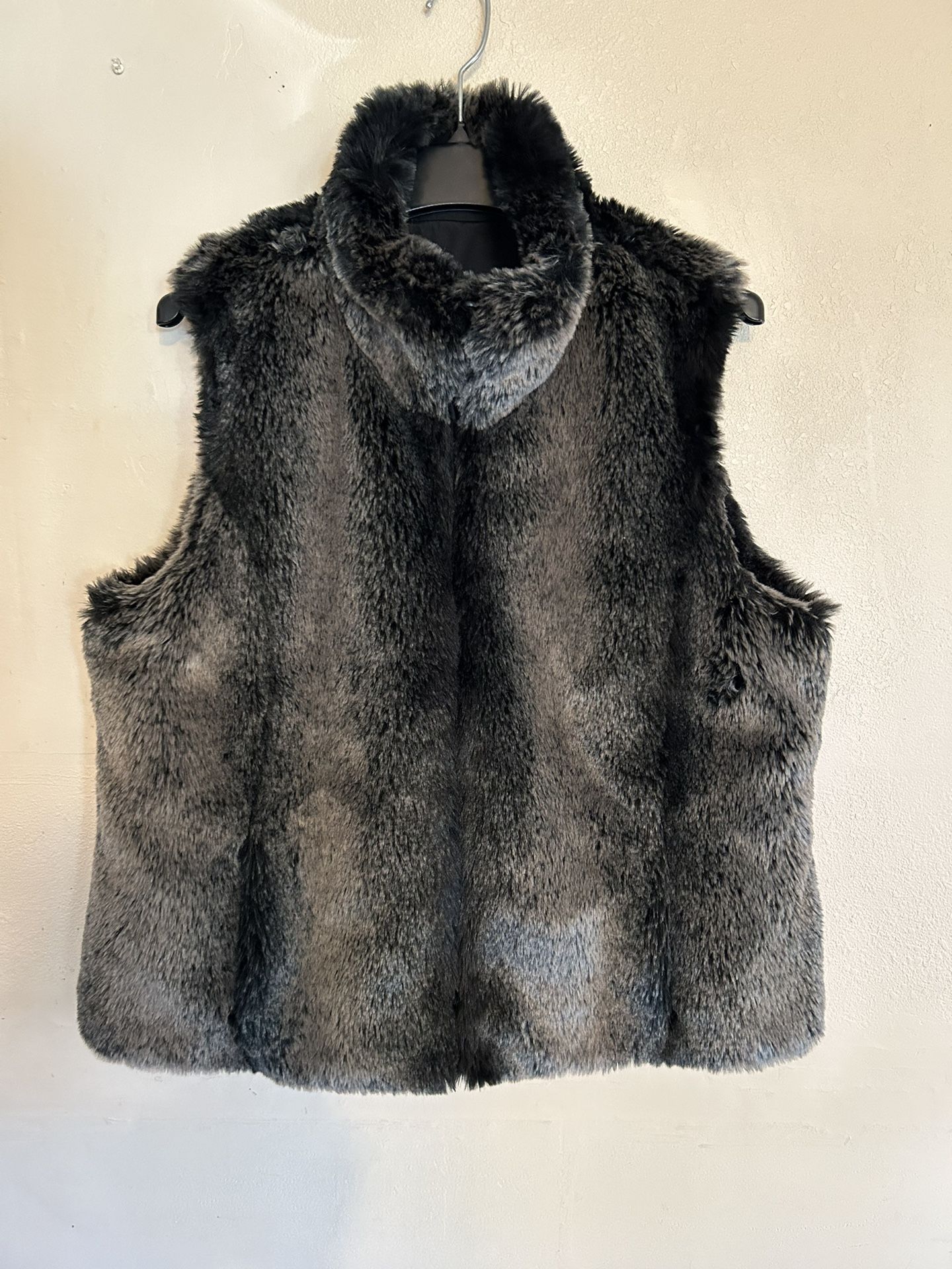 Kristen Blake Women Faux Fur Vest Black And Brownish Colors Size XXL Sleeveless With Turtleneck And Sipper