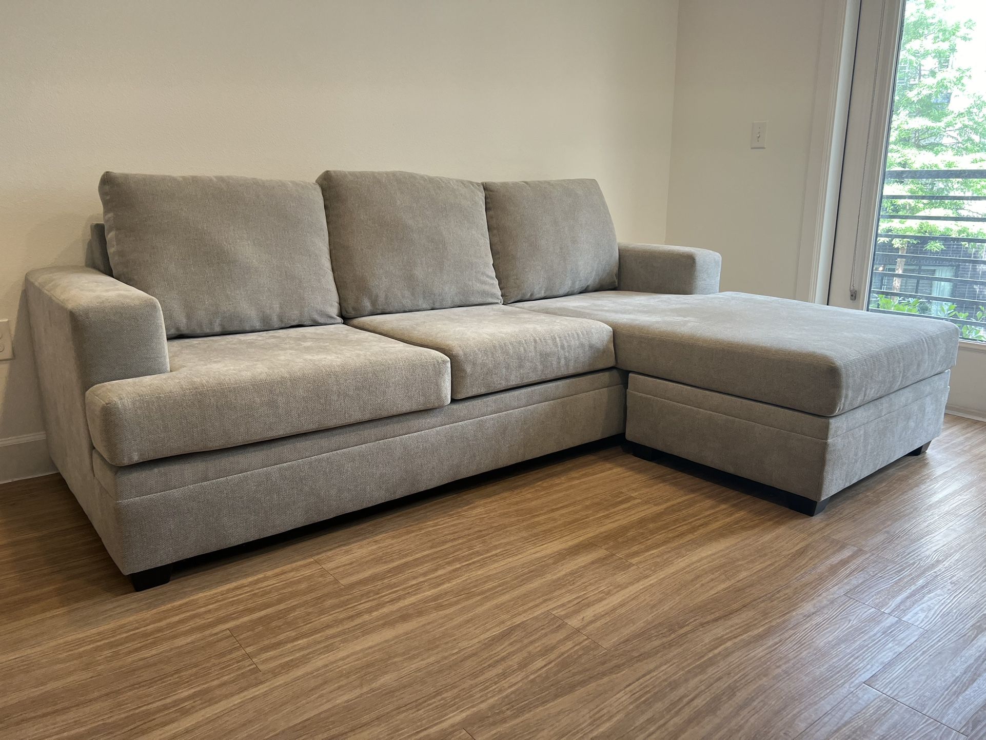 SECTIONAL COUCH WITH REVERSIBLE CHAISE