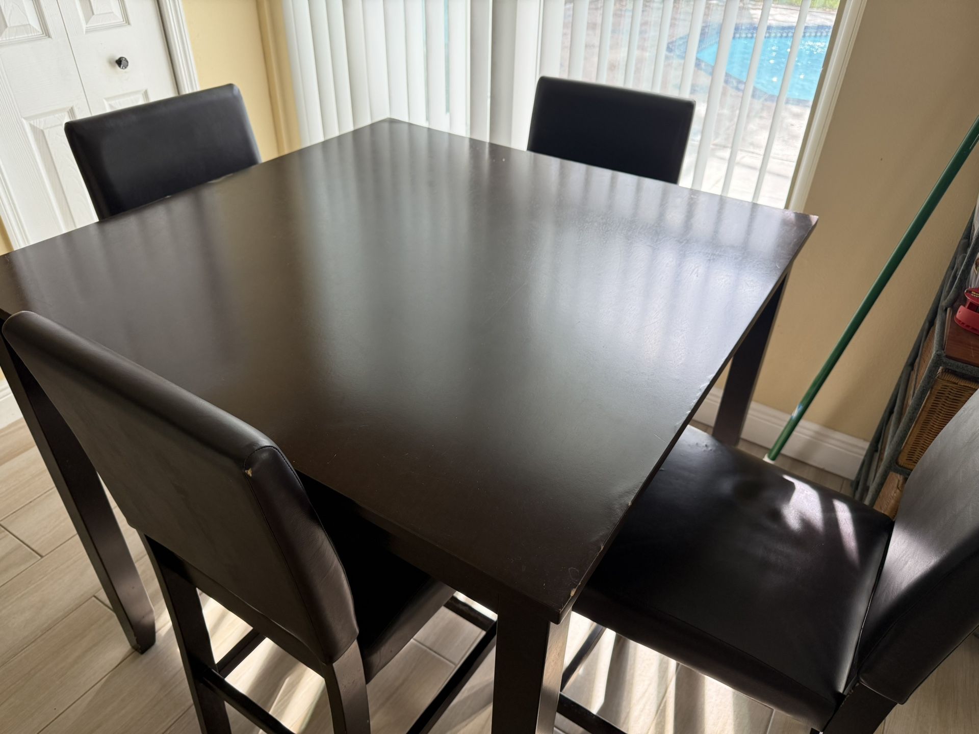 Table High Top 4 Leather Chairs