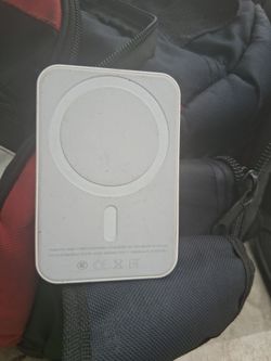 APPLE PHONE CHARGER power bank magnatized to phone