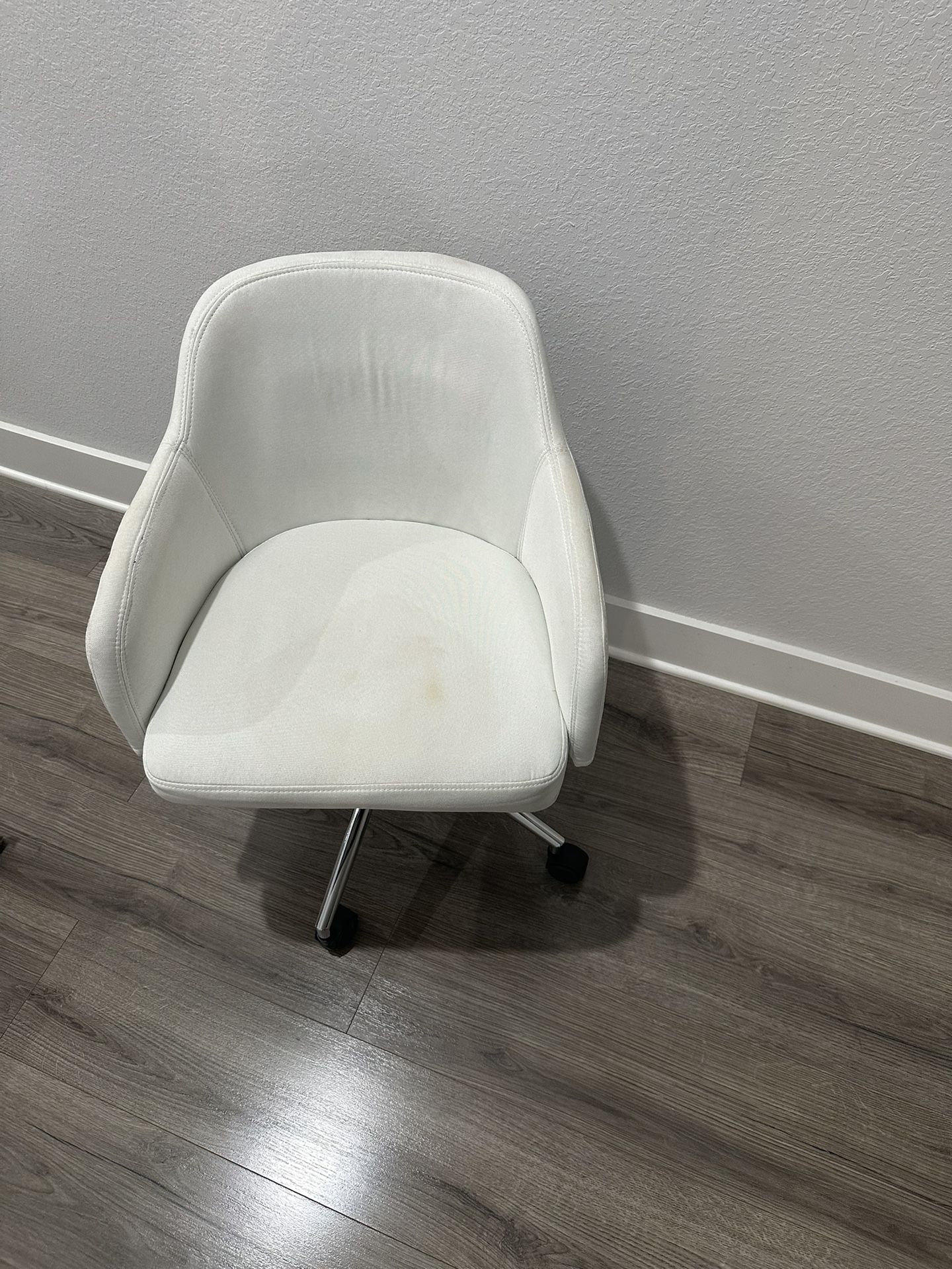 White Swivel Office Chair with Wheels