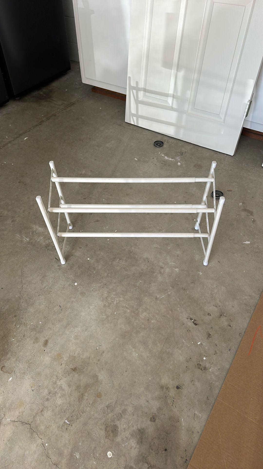 Expandable shoe rack