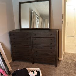 Dresser With Mirror 