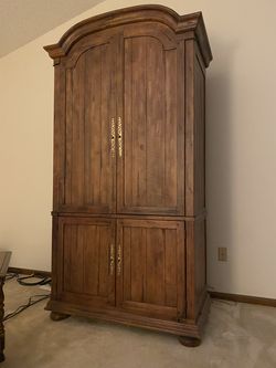 LARGE TV/MEDIA CENTER CREDENZA, LIKE NEW.  Perfect for living room, family room, dining room