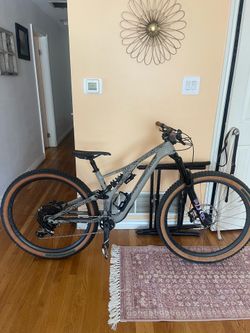 Specialized Carbon Road Bike – Excellent Condition – Ready to Ride
