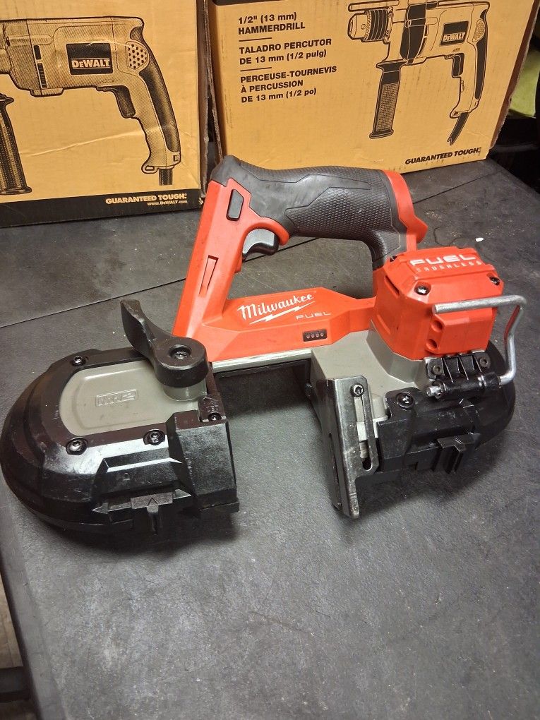 Milwaukee - M12 FUEL 12V Lithium-Ion Cordless Compact Band Saw (Tool-Only)
Milwaukee - M12 FUEL 12V Lithium-Ion Cordless Compact Band Saw (Tool-Only)