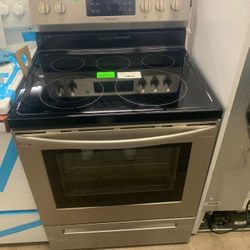 FRIGIDAIRE LFEFTF 30-in Electric Range Stove