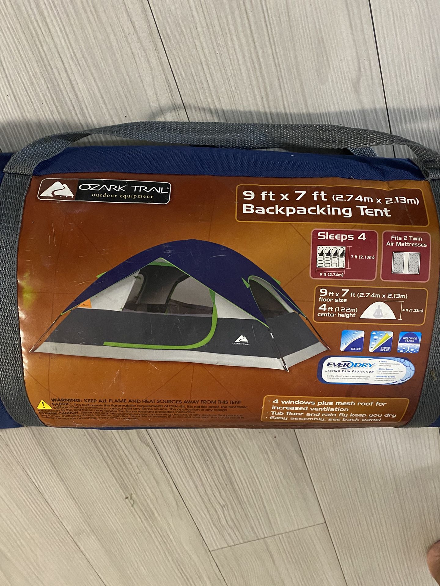 4 PERSON TENT WITH SLEEPING BAG - BEST DEAL HERE !