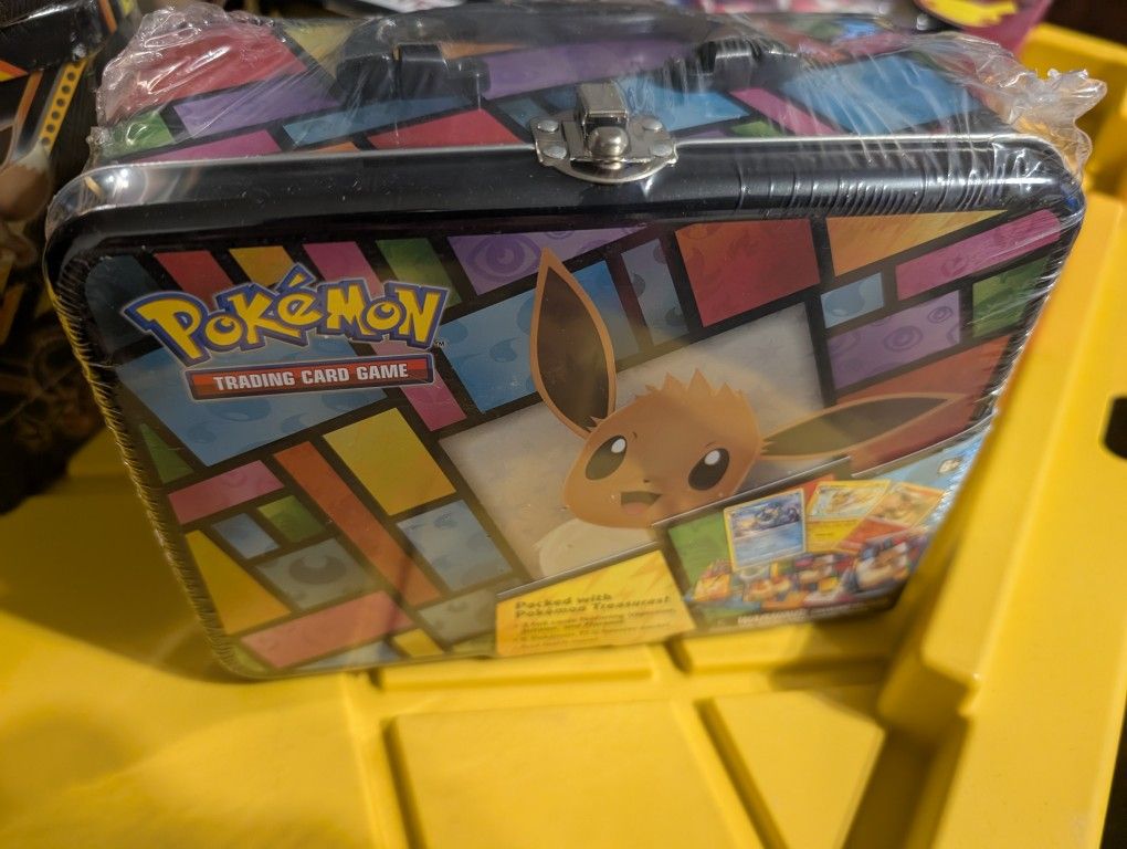 2021 eevee collectors chest Pokemon