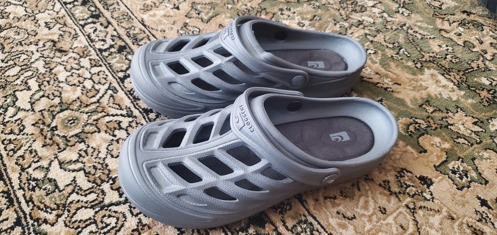 Cloggens Slippers Size 8-9